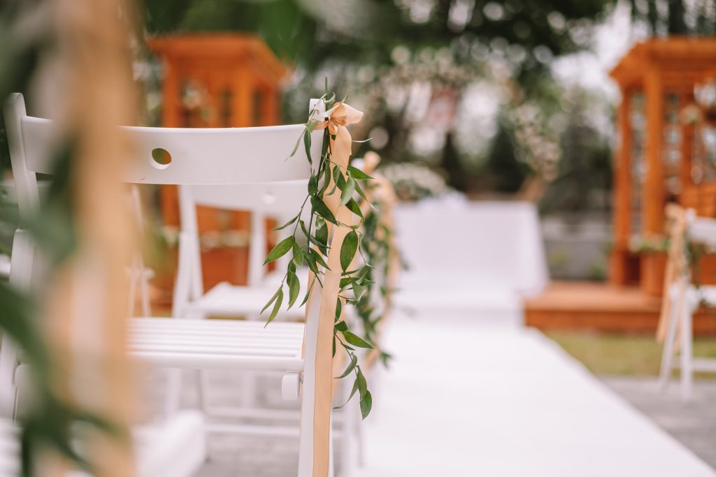 krzesła na ślub w plenerze