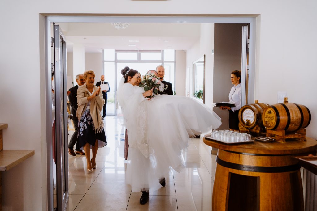 wejście pary młodej na sale weselną